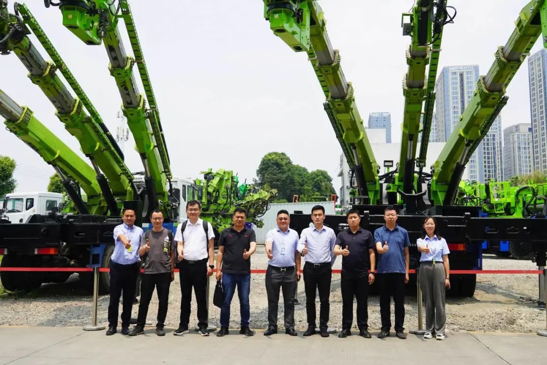 Чэнь Линь, начальник отдела материалов и оборудования 11-го бюро Пятой компании Китайских железных дорог, и его делегация посетили Ланьхи для инспекции и обмена